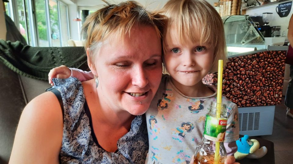 Dcera s matkou. Jejich vztah je kamarádský, ale má jasné mantinely