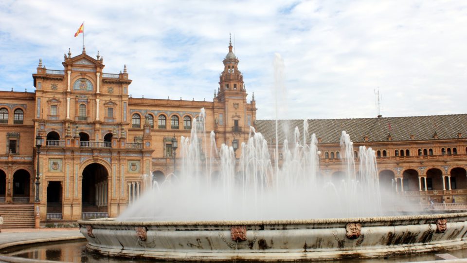 Dominantou centrálního prostoru náměstí je velká fontána