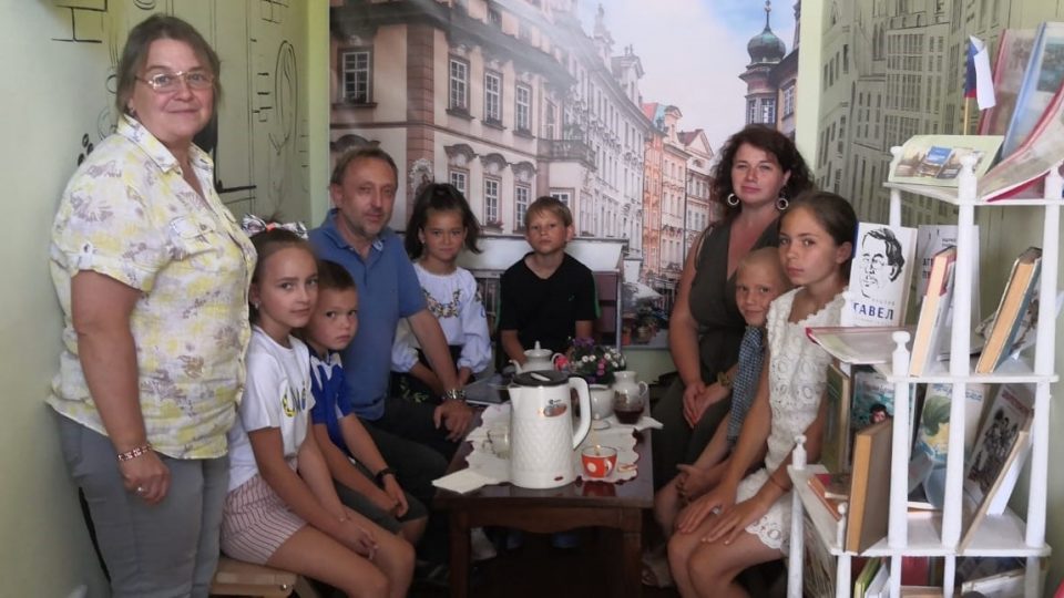 Autor reportáže Jaromír Marek v české kavárně v Malinivce na Ukrajině