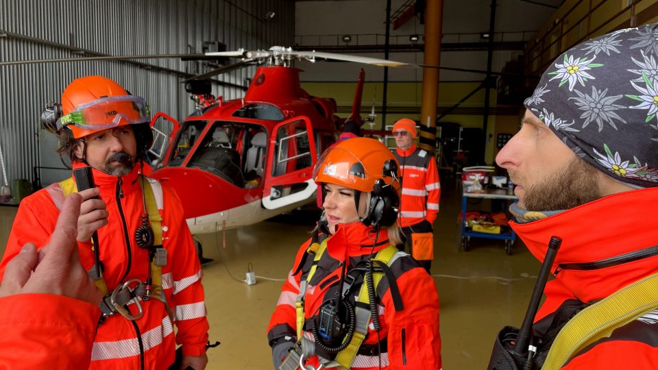 Při zásazích záchranářského vrtulníku ve Vysokých Tatrách má každý člen posádky přesně danou roli