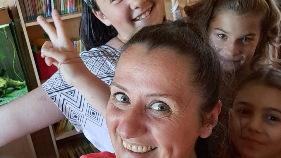 Selfie Andrey Čánové s jiříkovskými dětmi, které si knihovnu i její zakladatelku oblíbily
