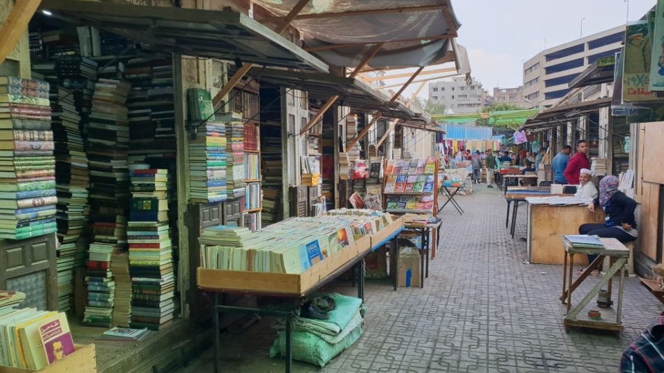 Káhirský trh s knihami U tamních bukinistů seženou staré noviny a tisky i zakázané knížky
