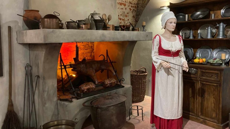Také v kuchyni v 16. – 17. století se pravděpodobně smažilo, hořel oheň, byla tam pec, ve které se pekl chleba nebo rožnilo maso