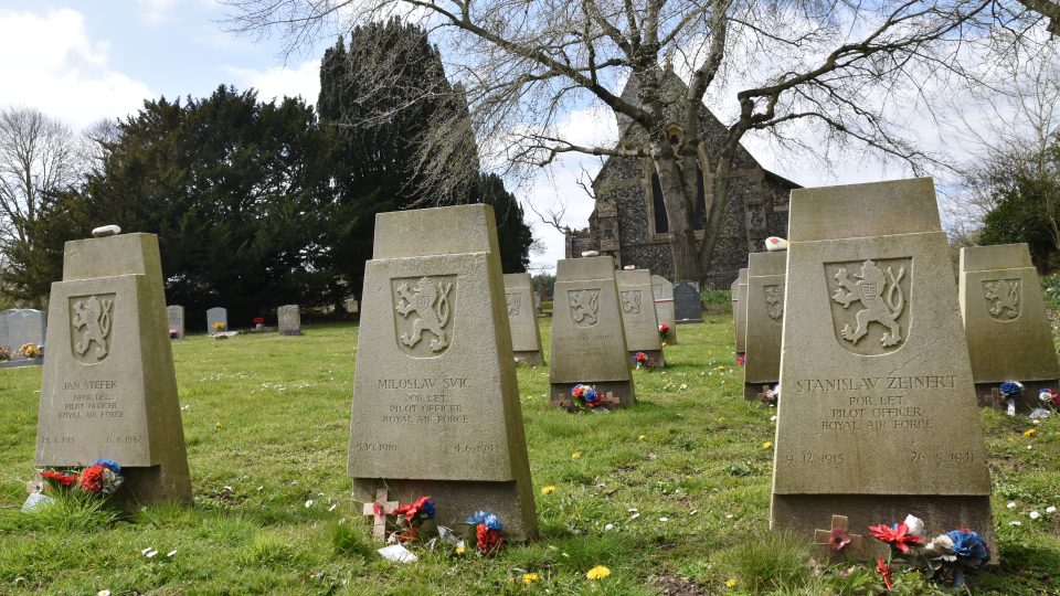 Řada vojáků v Británii zahynula při cvičných letech nebo nehodách, i těch civilních, například na motorce