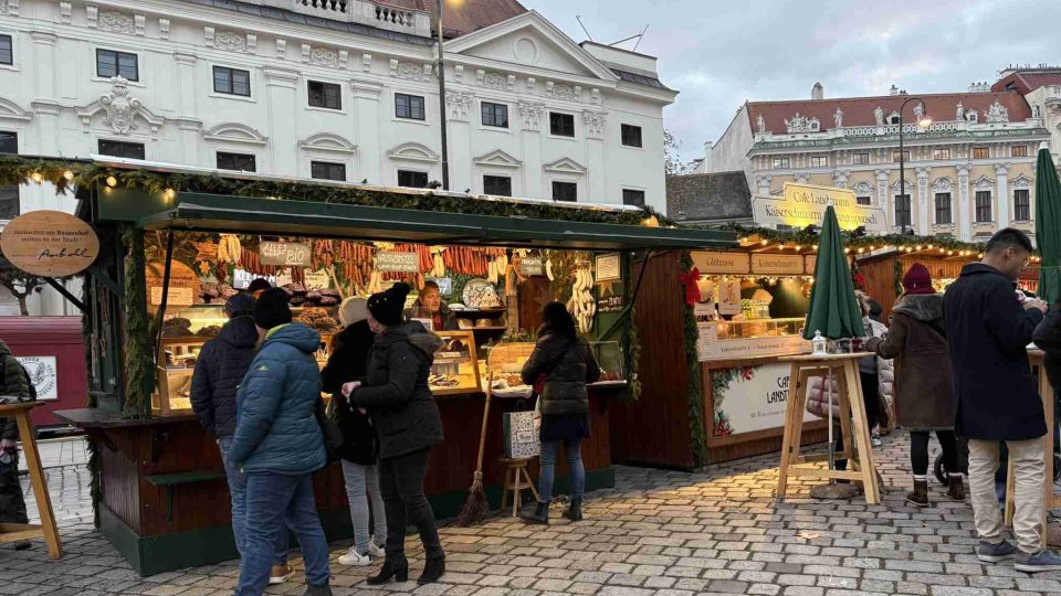 Na Freyungu je jen několik desítek stánků, ale stejně tu najdete tu pravou vídeňskou adventní atmosféru | foto: Bára Vránová, Český rozhlas Na Freyungu je jen několik desítek stánků, ale stejně tu najdete tu pravou vídeňskou adventní atmosféru