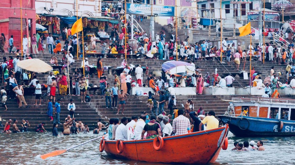 Indie, Váránasí. „Jedná se o jedno z nejstarších měst na světě, které je stále obydlené a jedno z nejposvátnějších v hinduismu. Na každém rohu se objevují překvapení.“