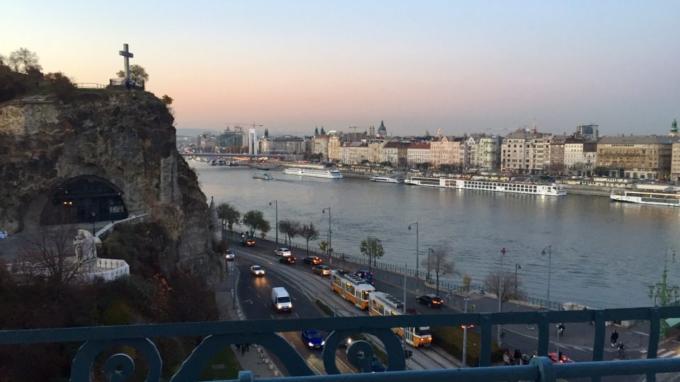 Už 103 let stojí Hotel Gellért údajně na jednom z nejkrásnějších míst v Budapešti: na pravém břehu Dunaje, na úpatí Gellértovy hory