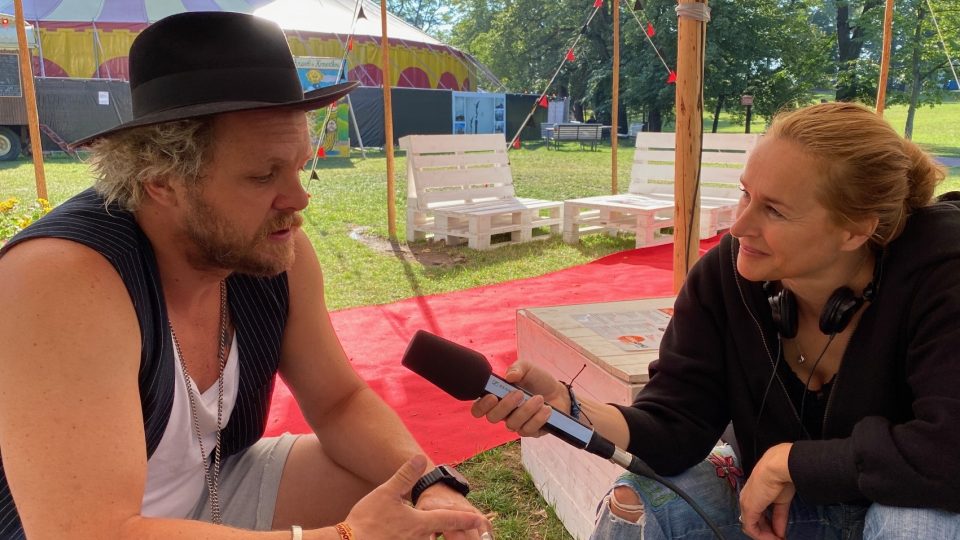 Rosťa Novák a Lucie Výborná během rozhovoru na festivalu Letní Letná
