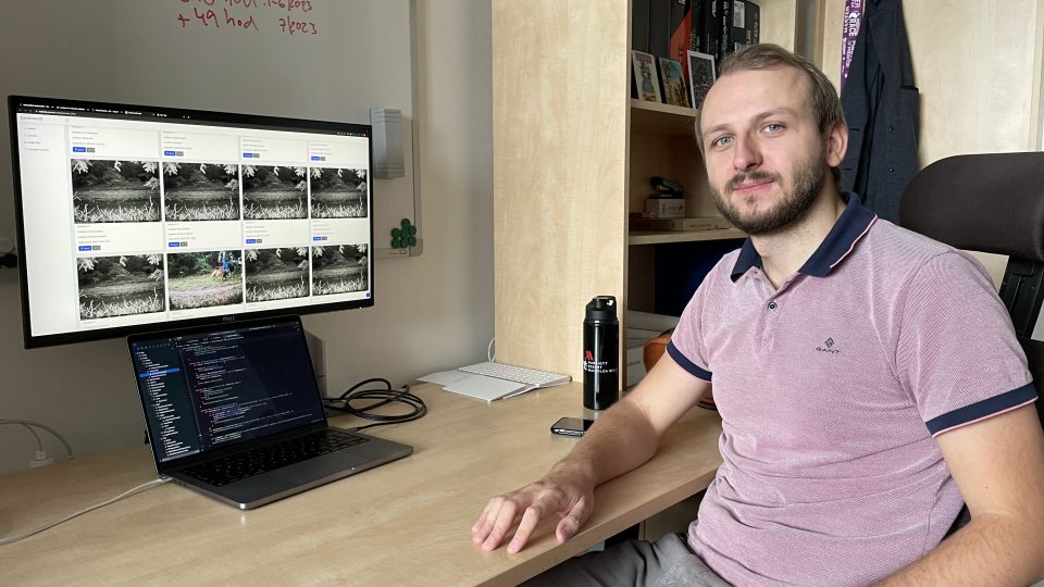 Lukáš Picek u monitoru s fotografiemi z fotopastí