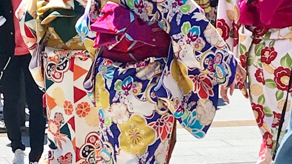 Nedílnou součástí kimona a jukaty je vždy ozdobně uvázaný pás obi.jpg