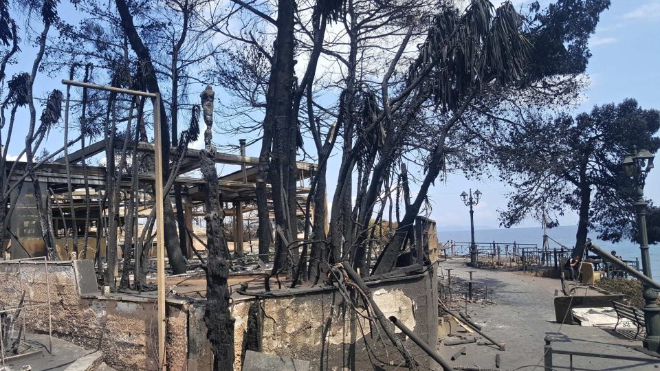 Místní úřady po ničivém požáru stále pohřešují víc než dvě desítky lidí.