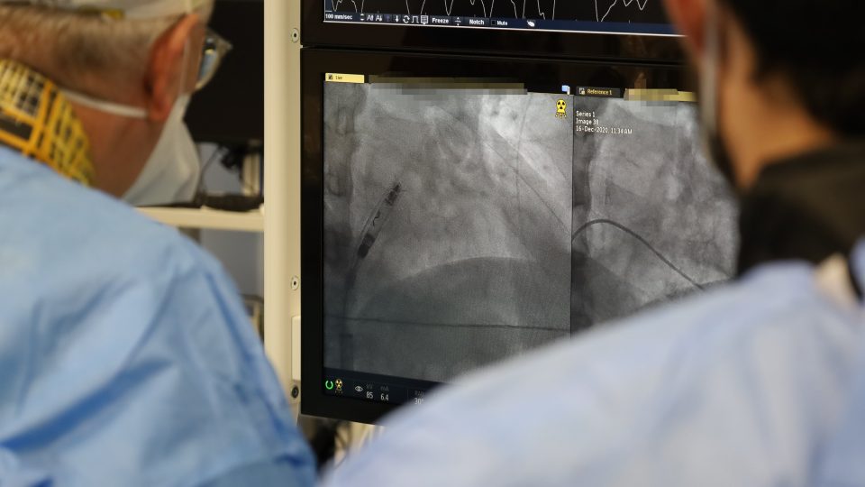 „Celou implantaci kontroluju pomocí dvou parametrů – rentgenem a díváme se i na EKG křivku,“ popisuje Petr Neužil
