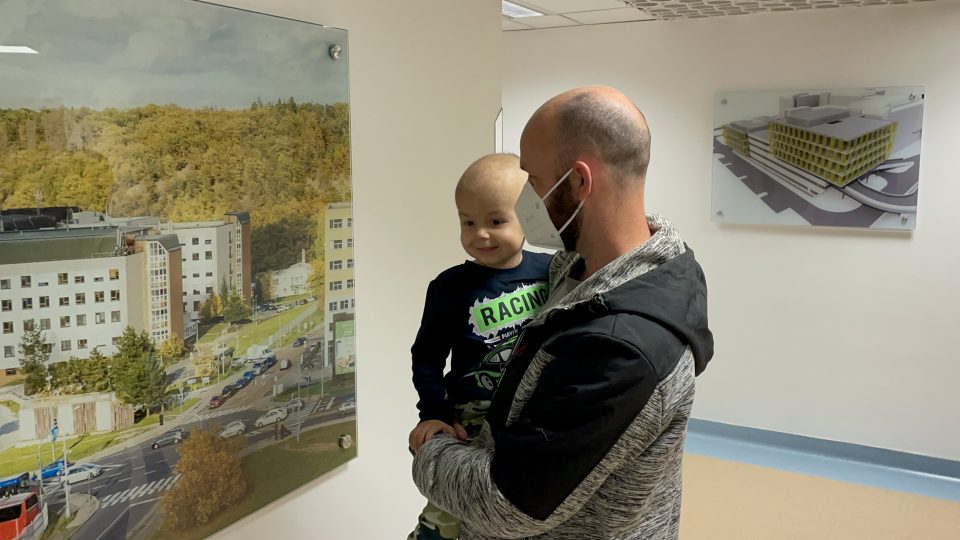 Návrat rodiny Radobických do IKEMU. Tatínek s tříletým synem Peťkou čekají na přednostu kliniky transplantační chirurgie Jiřího Froňka