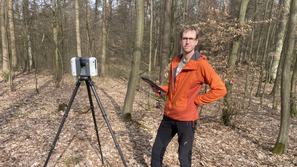 Martin Krůček měří množství dřeva v lese laserovým skenováním