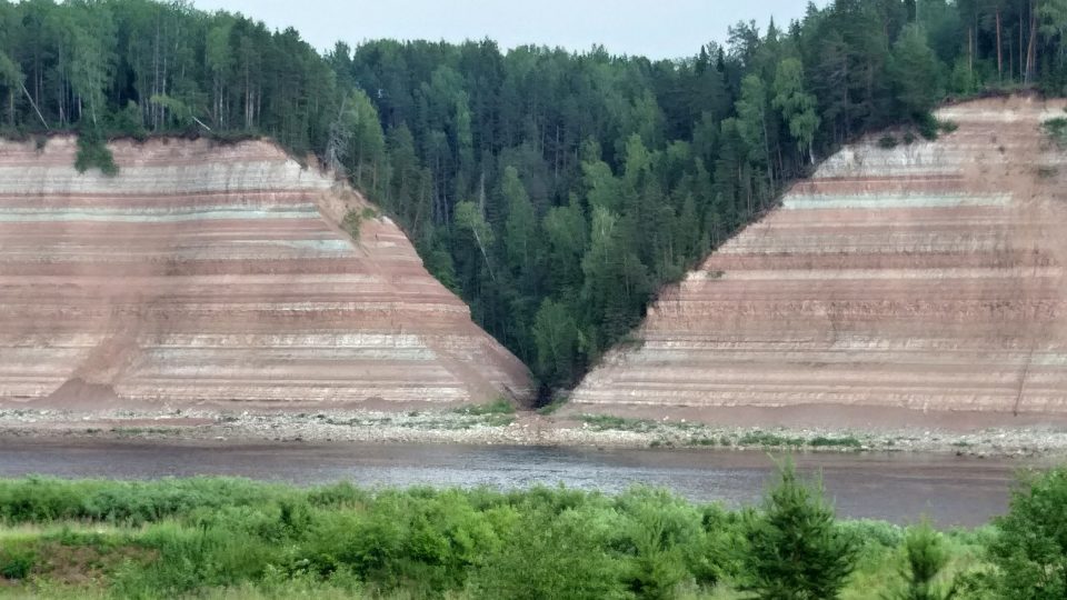 Řeka Sochona během staletí odkryla geologické vrstvy staré mnoho milionů let