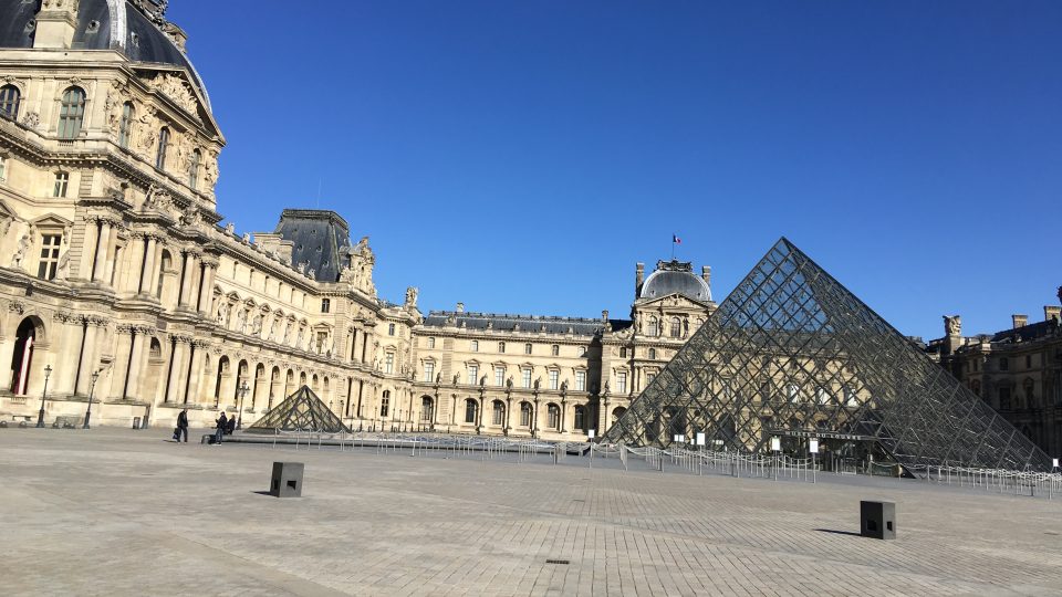 Také Louvre můžete během pandemie obdivovat v klidu a samotě - pokud máte štěstí a uvízli jste v Paříži