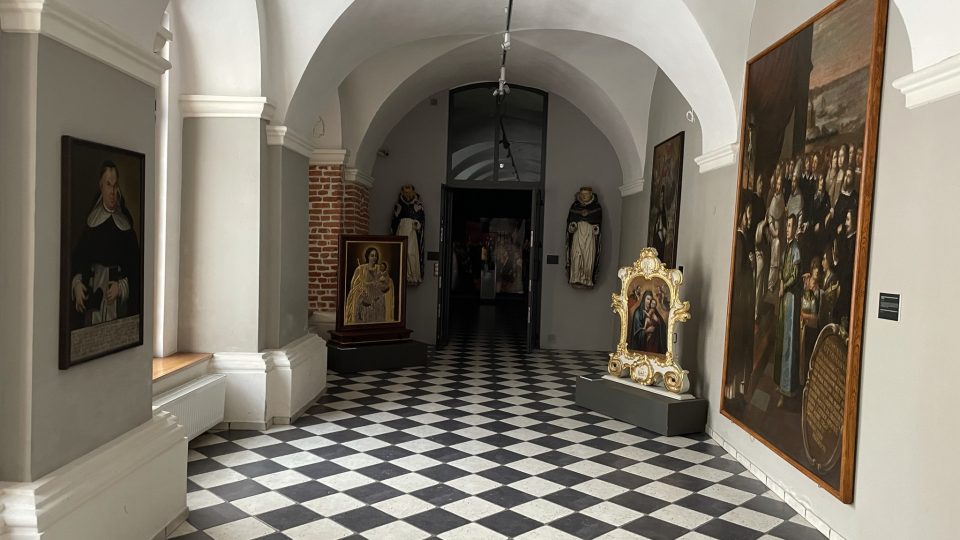 Skromné chodby kláštera, který se stal dějstvím důležitého historického momentu