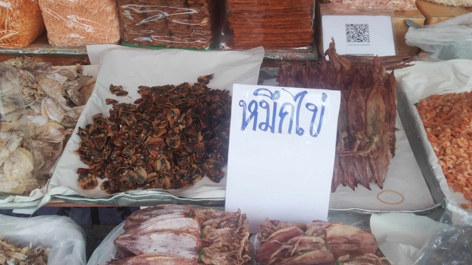 Zápach silný, ale chuť vynikající - rybí trh na pobřeží Thajského zálivu