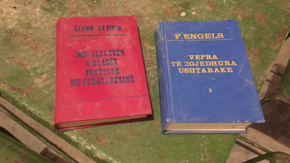 Knihovnička bunkru pro komunistické prominenty byla vybavená samozřejmě dokumenty albánské komunistické strany