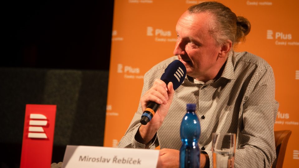 Miroslav Řebříček, lídr kandidátky Volby pro Lípu, během předvolební debaty na Radiožurnálu a Plusu