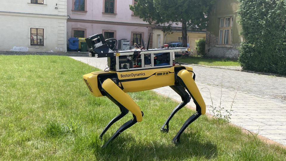Na dvoře i po chodbách Fakulty elektrotechnické ČVUT v Praze teď každý den pobíhá robotický pes Spot