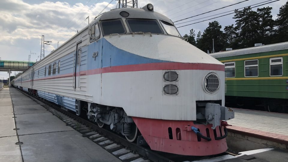 Sovětský vlak ER200 přepravoval cestující na trase Moskva-Petrohrad od 80. let, než ho v roce 2009 nahradil moderní rychlovlak Sapsan