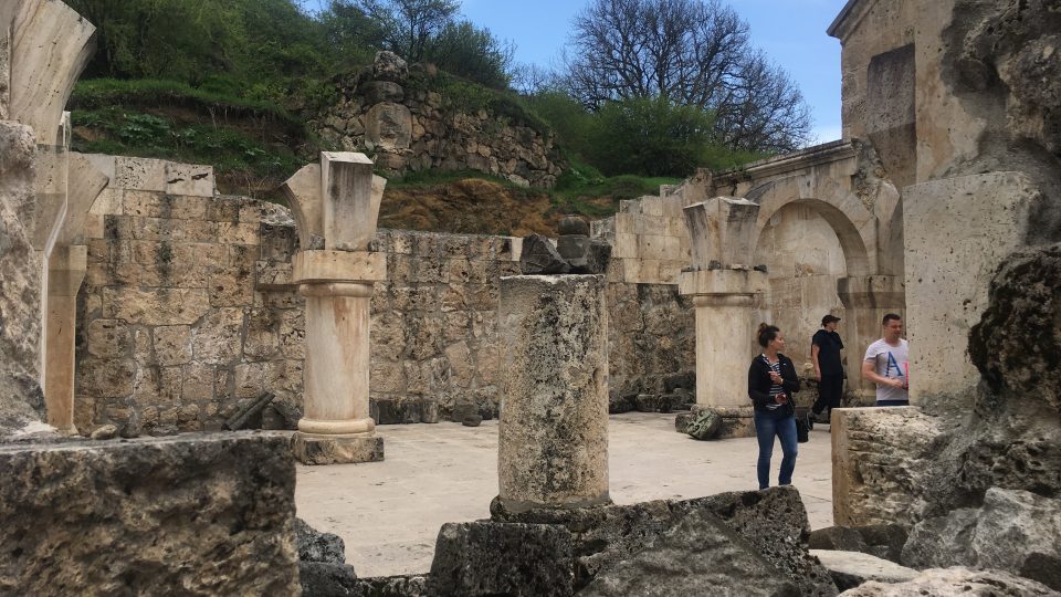 Perlami starobylé arménské sakrální architektury jsou tamní chrámy a kláštery, ukryté v těžko přístupných horách, které chrání jejich tisíciletou minulost