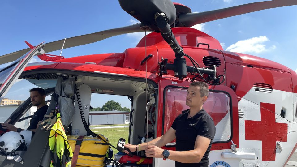Palubní jeřáb umožňuje spustit lékaře na místo zásahu, pokud vrtulník zasahuje v nepřístupném terénu