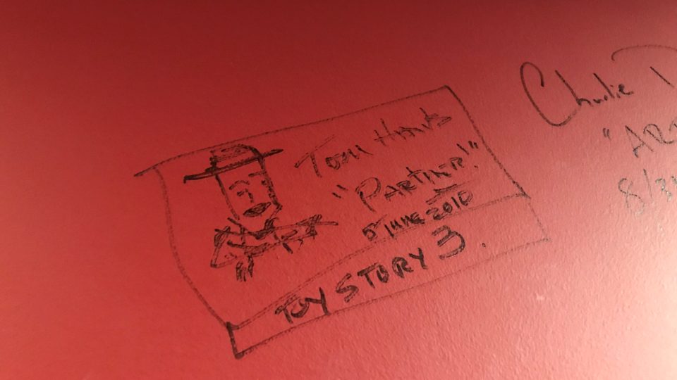 Podpis Toma Hankse, který v původním znění daboval postavu šerifa Woodyho