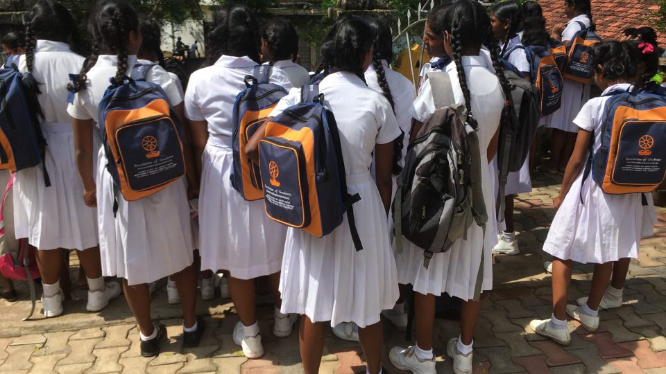Školní stejnokroj srílanských dívek sestává z uniformy i jednotného účesu