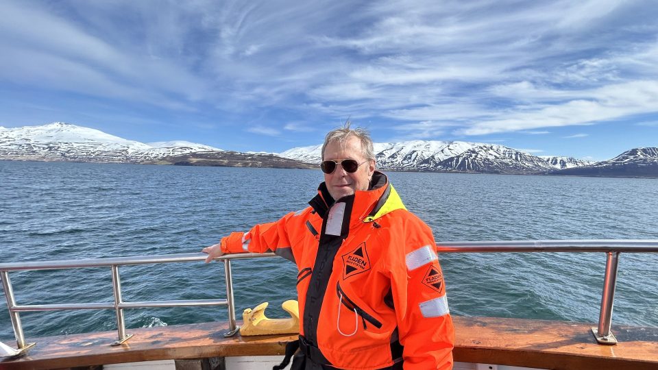 Egill si přes léto přivydělává na lodi jako průvodce při pozorování velryb