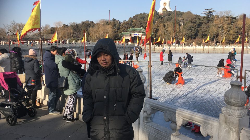 Hlavní ledovou plochou pro pekingskou veřejnost je zamrzlé jezero Pej-chaj, na dohled od Zakázaného města