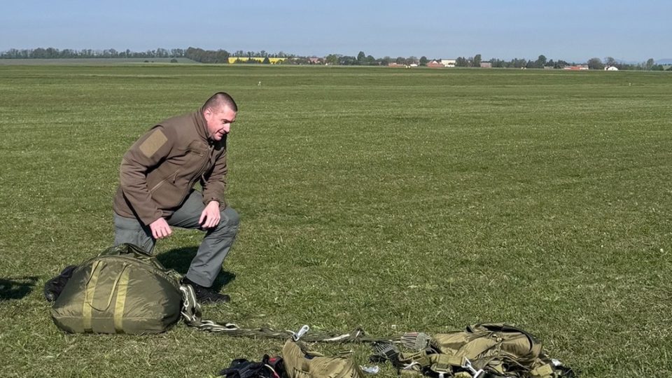 Nosný systém výsadkář vyhodil těsně před svým dopadem, aby ho při nárazu nezranil