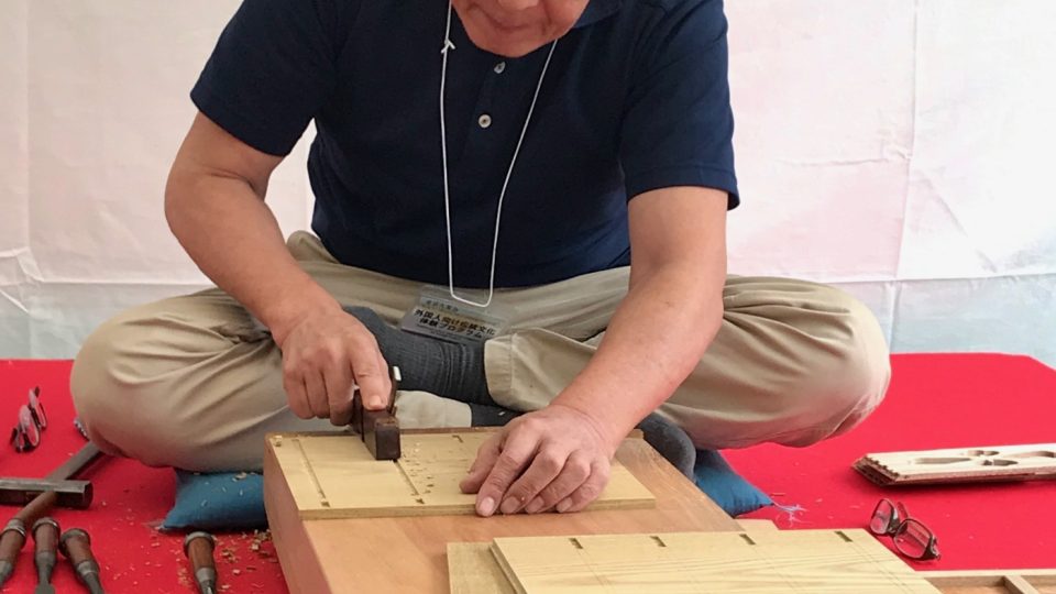 Mistr Sato předvádí metodu výroby nábytku sašimono