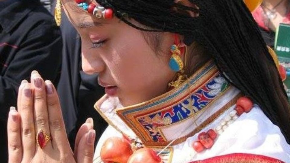 Kanding je přes den plný poutníků, mezi nimiž nechybějí ani divocí a nespoutaní Tibeťané z kraje Amdo
