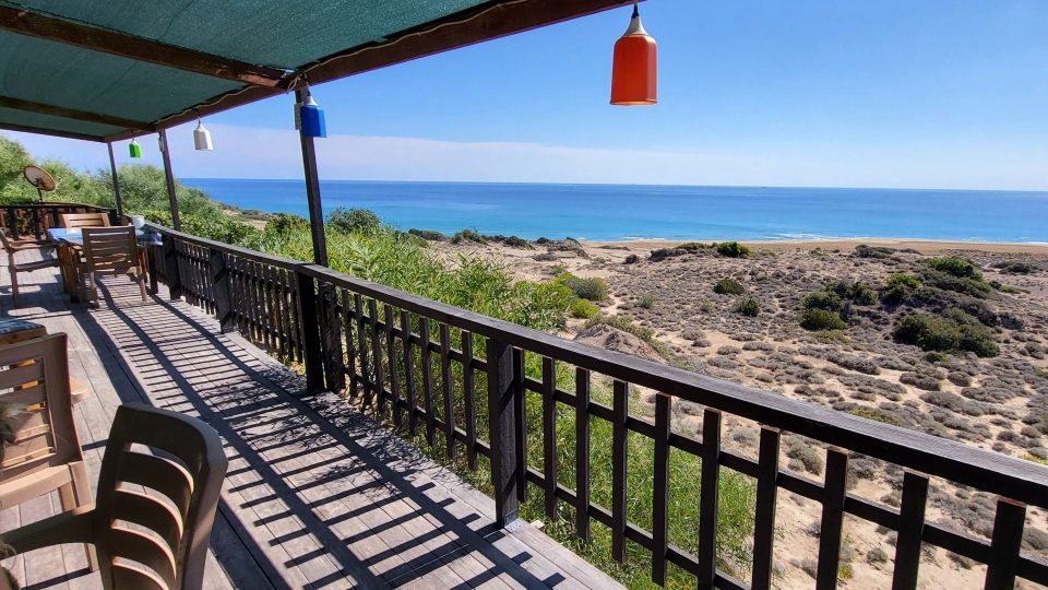 Výhled na pláž z terasy Hakanovy restaurace