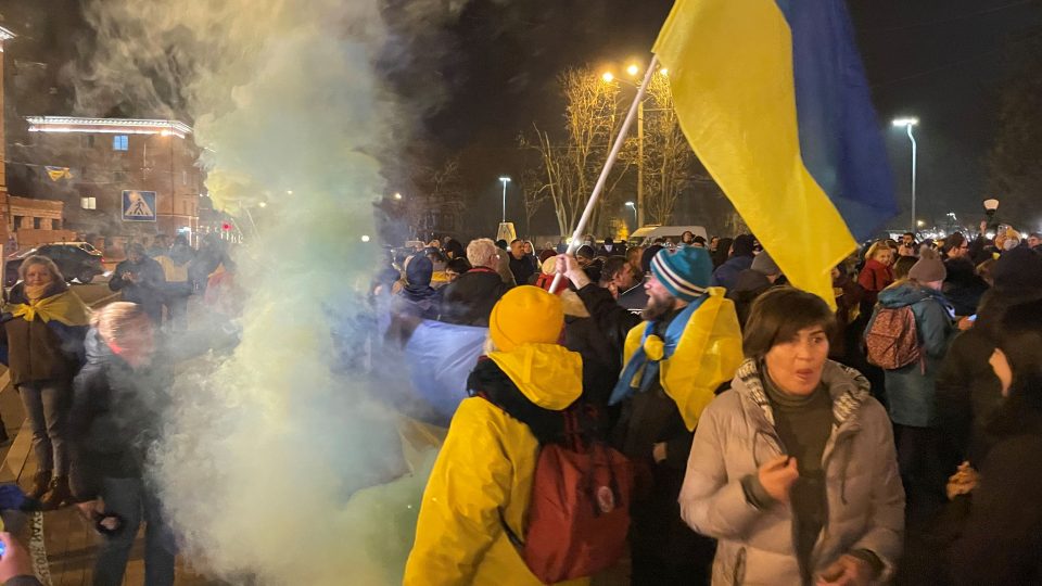 Řada lidí si na demonstraci v Mariupolu přinesla ukrajinské vlajky