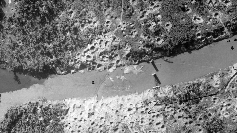 Stopy po bombardování ukazují, kde kdysi stál strategicky důležitý most nebo brod