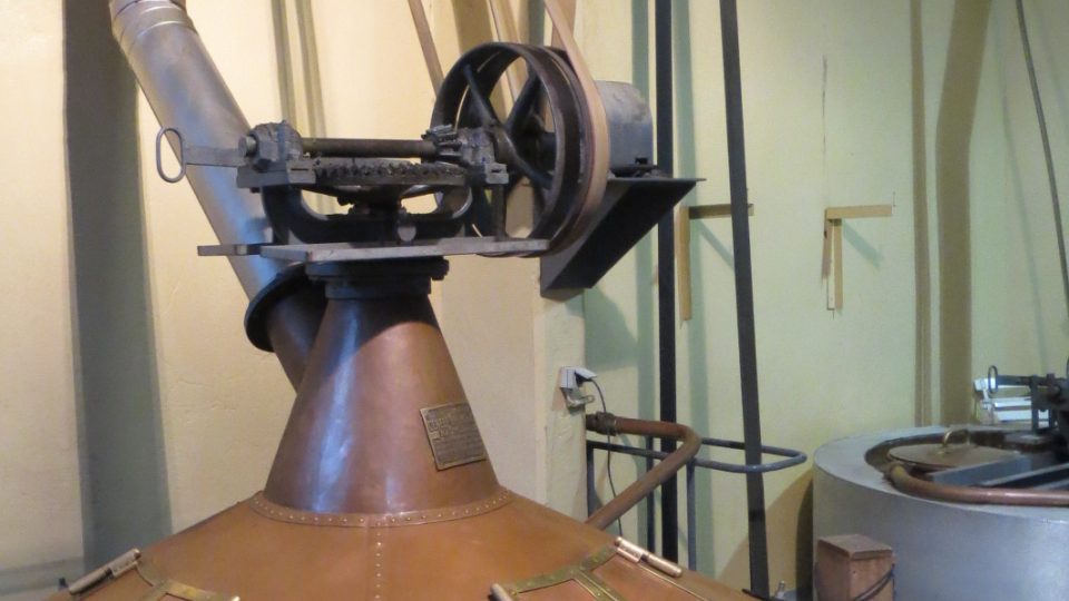 Spontánně kvašené pivo se v pivovaru Cantillon už více než sto let vaří ve stejných zařízeních.