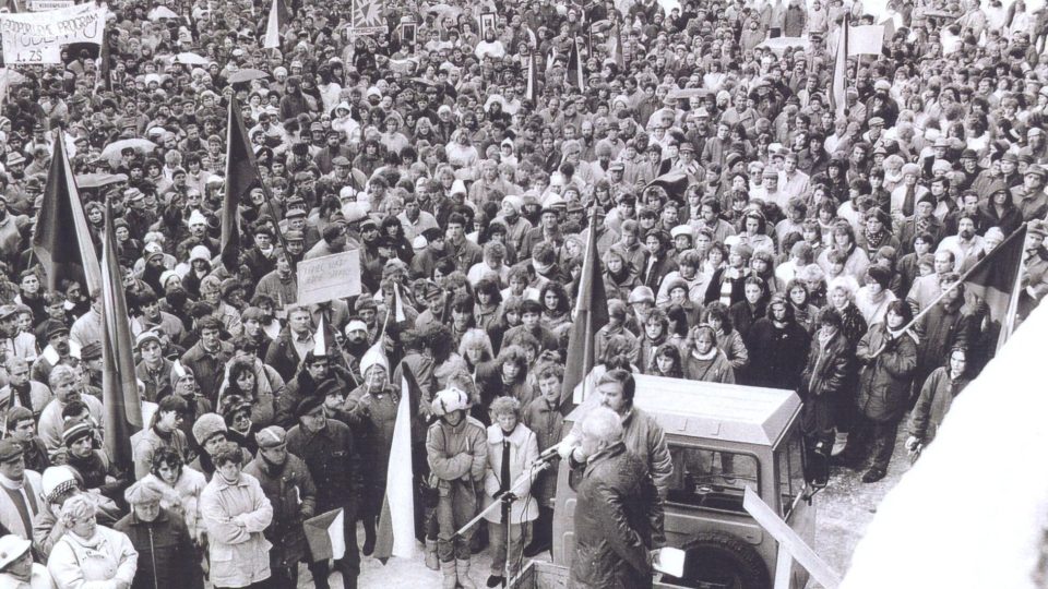Symbolem listopadových demonstrací roku 1989 v Turnově se stala multikára, která se proměnila v improvizovanou tribunu