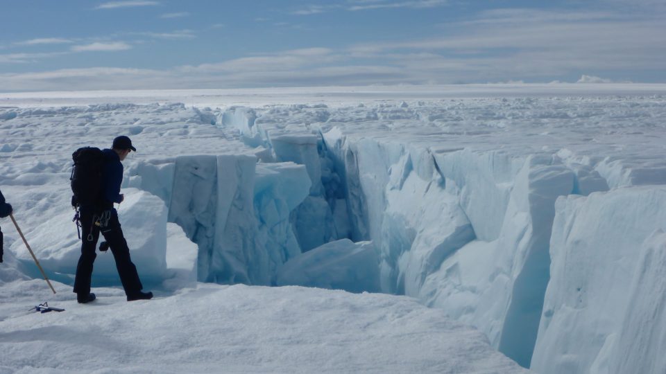 Modelové rekonstrukce potvrdily, že masivní odtok vody má vliv na pohyb celého ledovce i na tvorbu dalších prasklin
