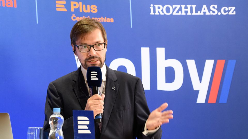 Tomáš Pancíř moderuje předvolební debatu s politology a novináři