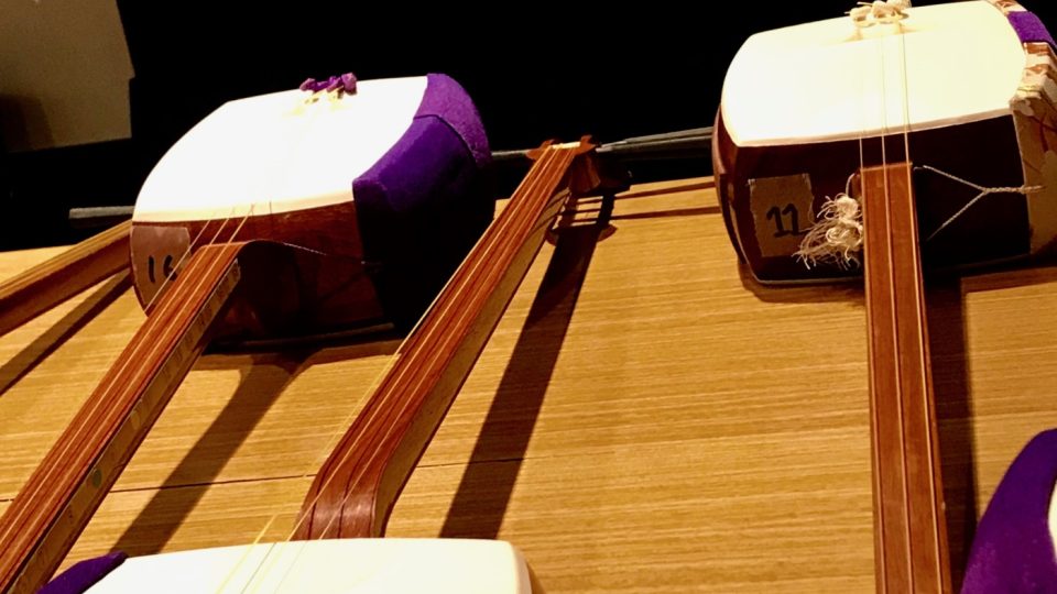Šamisen je strunný nástroj, na který se ovšem hraje trochu jako na bubínek