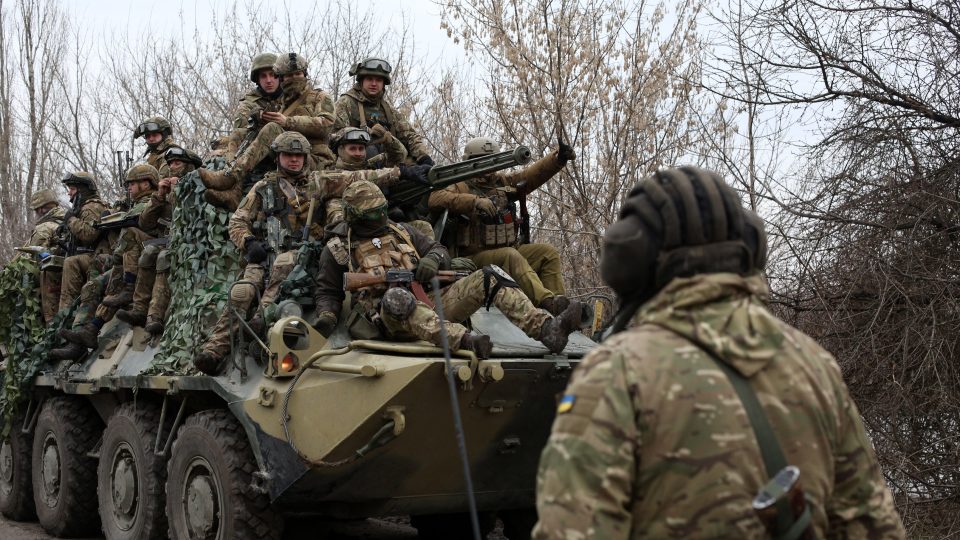 Druhý den ruské invaze na Ukrajině. Aktuální dění a reakce Západu hodinu po  hodině | Radiožurnál
