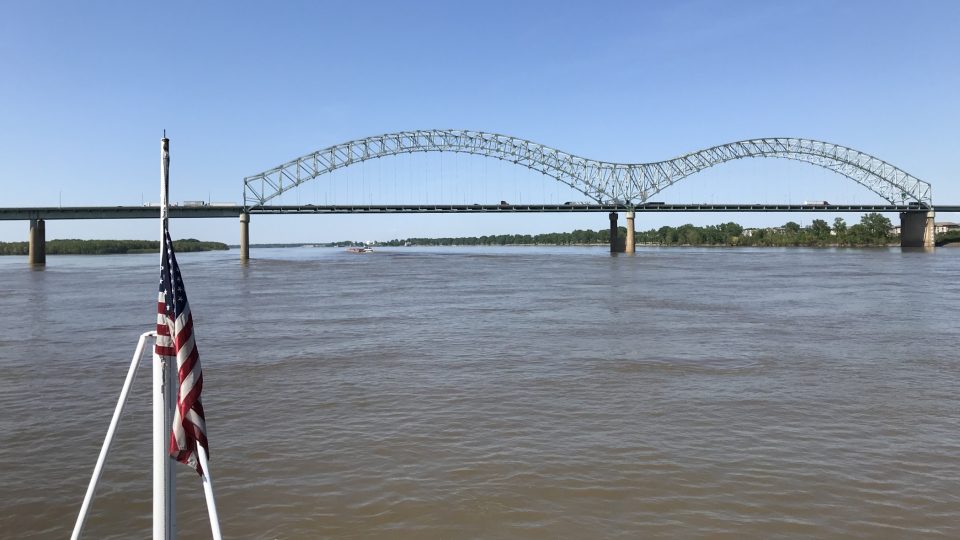 Most Hernanda de Sota nese jméno španělského objevitele, který v květnu roku 1541 jako první Evropan nedaleko Memphisu překročil řeku Mississippi.