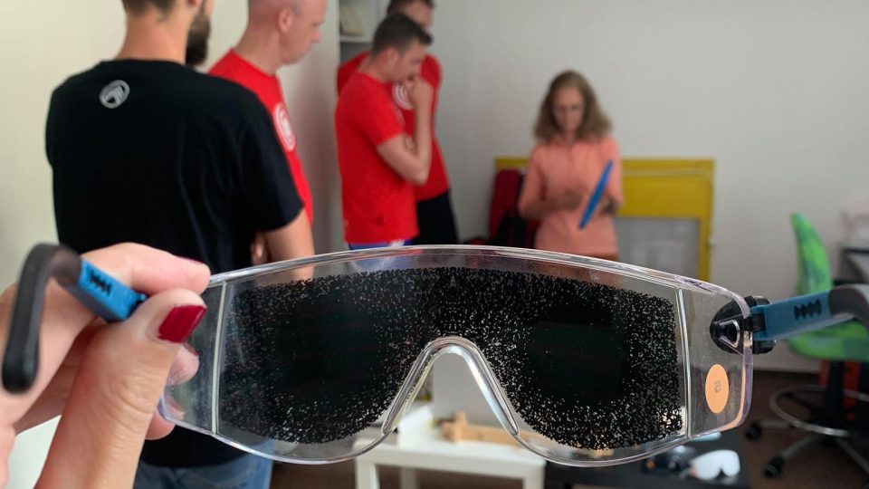 Tam si tým Radiožurnálu vyzkoušel, jak španě vidí lidé se zrakovým postižením nebo zrakovými vadami, a to díky speciálním brýlím