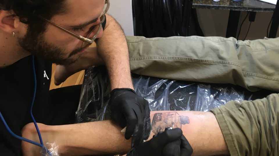Daniele si necha tetovat obrazek lahvicky na lytku.jpg