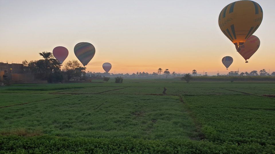 Nad pole u egyptského Luxoru se postupně vznese dvacet balonů najednou