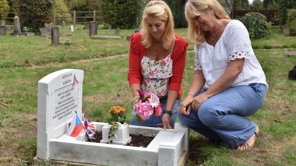 Magdalena a Nina, dcery Václava Bozděcha, u Antisova hrobu.