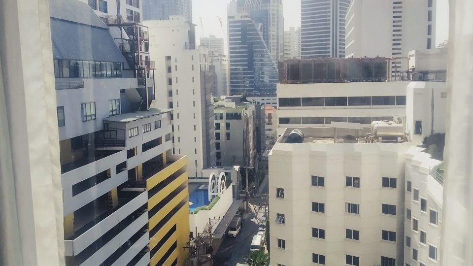 Výhled z karanténního hotelu na nejdelší ulici světa – Sukhumvit Road. Měří bezmála 170 km